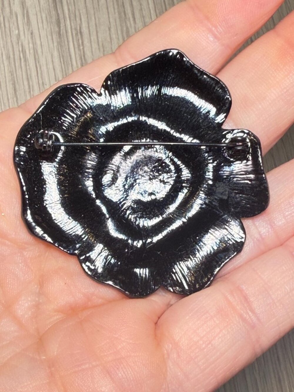 LC Liz Claiborne Style Black Cream Enamel Flower Brooch Vintage Pin 2 inches - Picture 4 of 6